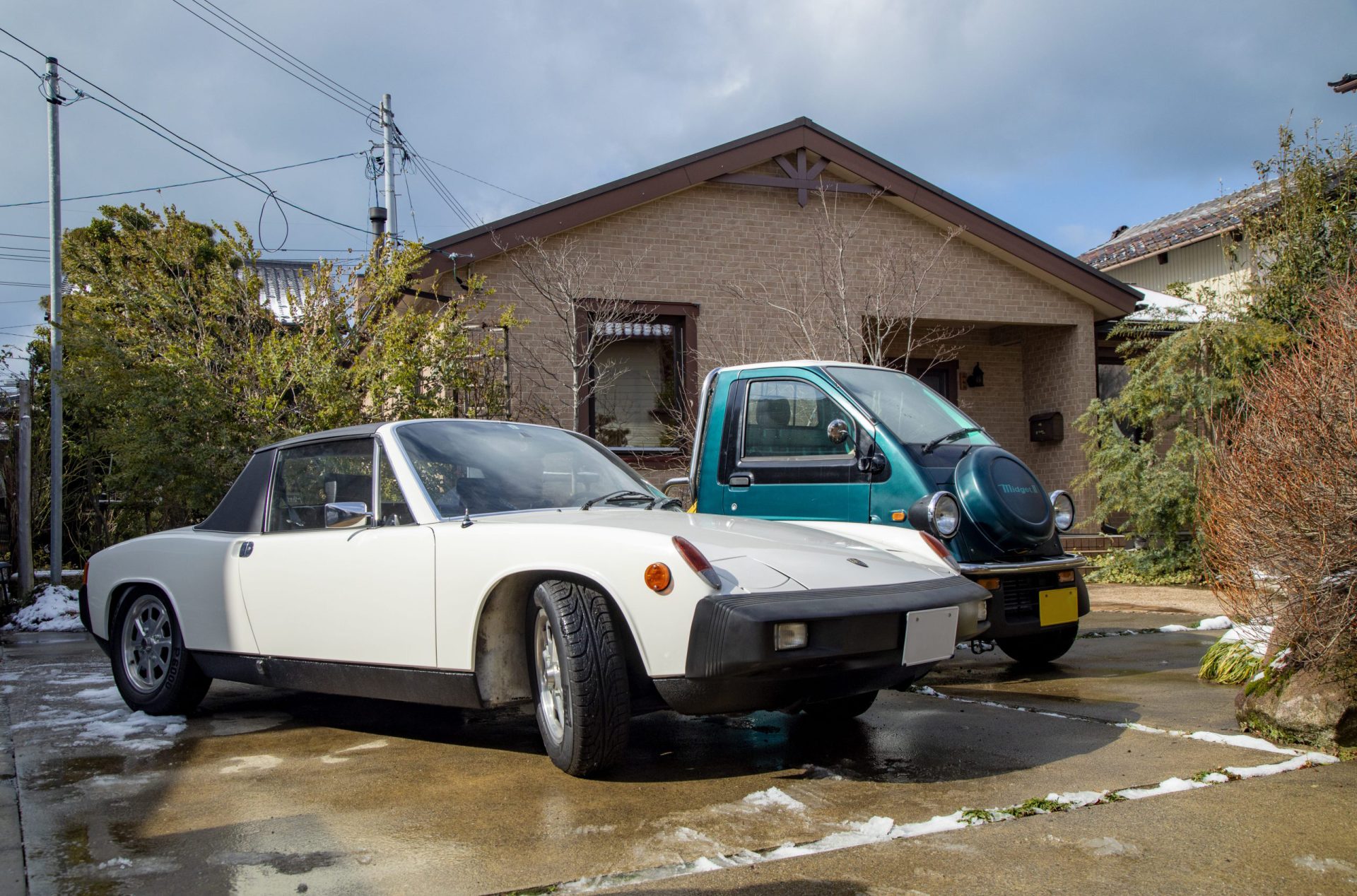1974年製のポルシェ914と、薪ストーブの木を運ぶのに使っているミゼット２。中でもミゼットは自ら塗装し、フロントガラスも入れ替えるほど熱愛する車。